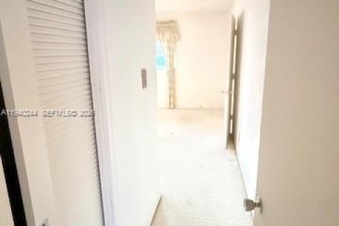 House in Tamarac, Florida 2 bedrooms, 154.22 sq.m. № 1999437 - photo 6