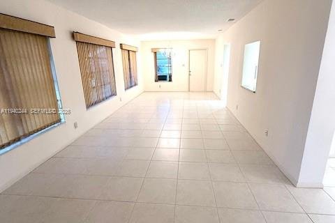 House in Tamarac, Florida 2 bedrooms, 154.22 sq.m. № 1999437 - photo 13