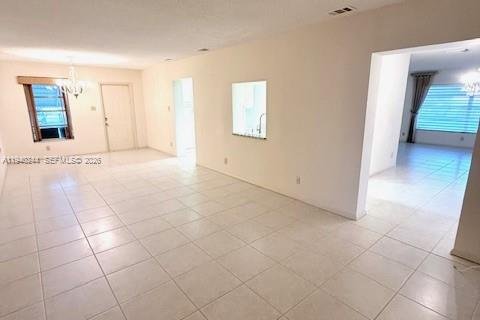 House in Tamarac, Florida 2 bedrooms, 154.22 sq.m. № 1999437 - photo 14
