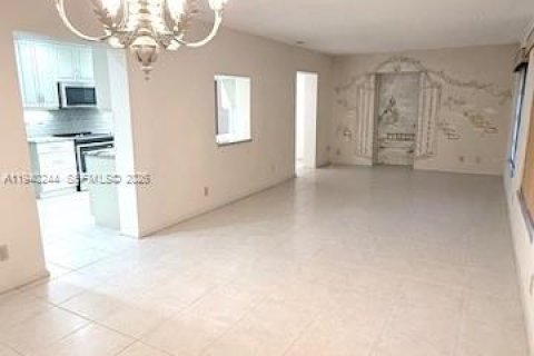 House in Tamarac, Florida 2 bedrooms, 154.22 sq.m. № 1999437 - photo 15