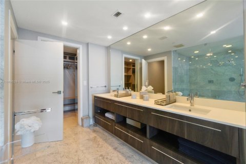 Condo in Miami, Florida, 3 bedrooms  № 1946308 - photo 19