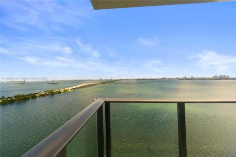 Condo in Miami, Florida, 3 bedrooms  № 1946308 - photo 2