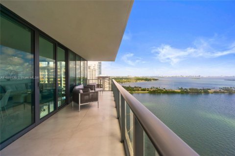 Condo in Miami, Florida, 3 bedrooms  № 1946308 - photo 1