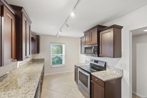 Condo in Stuart, Florida, 2 bedrooms  № 2078567 - photo 11