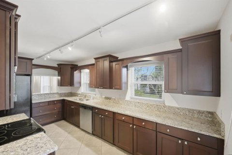 Condo in Stuart, Florida, 2 bedrooms  № 2078567 - photo 9