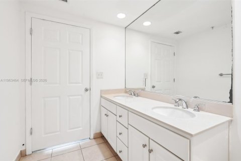 Condo in Miami, Florida, 2 bedrooms № 2169192 - photo 5