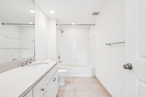 Condo in Miami, Florida, 2 bedrooms № 2169192 - photo 4
