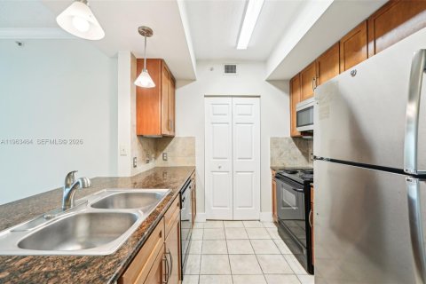 Condo in Miami, Florida, 2 bedrooms № 2169192 - photo 7