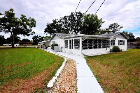 House in Zephyrhills, Florida 4 bedrooms, 212 sq.m. № 1777227 - photo 5