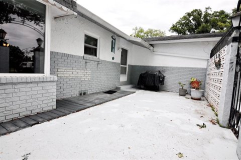 House in Zephyrhills, Florida 4 bedrooms, 212 sq.m. № 1777227 - photo 9
