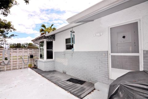 House in Zephyrhills, Florida 4 bedrooms, 212 sq.m. № 1777227 - photo 10