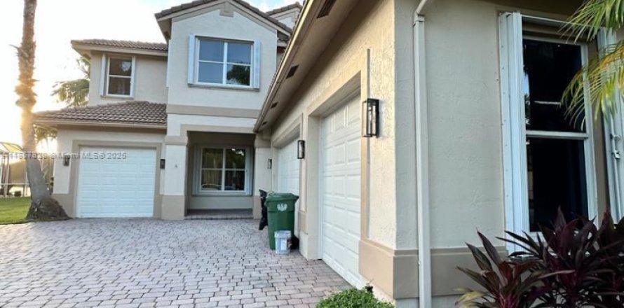 House in Weston, Florida 6 bedrooms, 323.21 sq.m. № 1889037