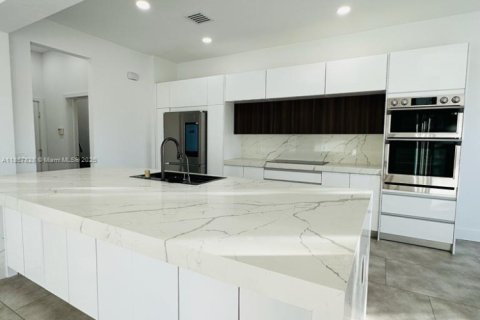 House in Weston, Florida 6 bedrooms, 323.21 sq.m. № 1889037 - photo 13