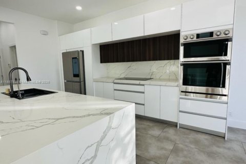 House in Weston, Florida 6 bedrooms, 323.21 sq.m. № 1889037 - photo 17