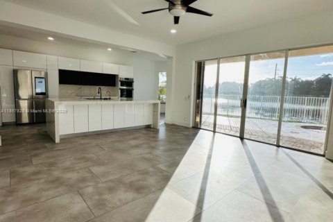 House in Weston, Florida 6 bedrooms, 323.21 sq.m. № 1889037 - photo 6