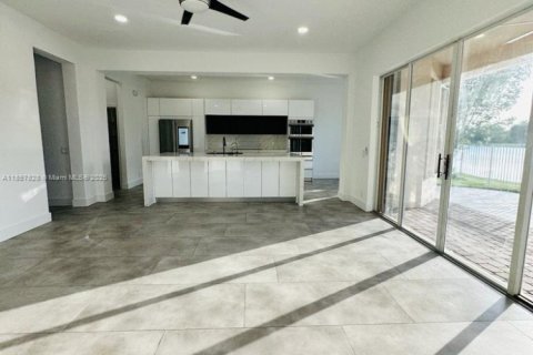 House in Weston, Florida 6 bedrooms, 323.21 sq.m. № 1889037 - photo 11