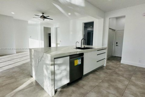 House in Weston, Florida 6 bedrooms, 323.21 sq.m. № 1889037 - photo 15
