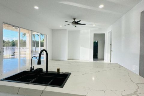 House in Weston, Florida 6 bedrooms, 323.21 sq.m. № 1889037 - photo 9