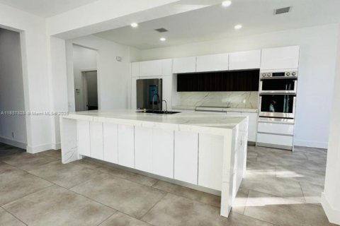 House in Weston, Florida 6 bedrooms, 323.21 sq.m. № 1889037 - photo 14