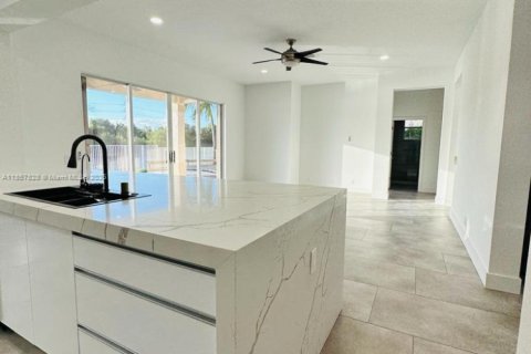 House in Weston, Florida 6 bedrooms, 323.21 sq.m. № 1889037 - photo 5
