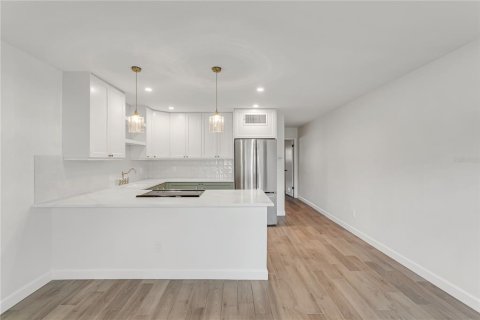 Condo in Saint Petersburg, Florida, 2 bedrooms  № 2229500 - photo 8