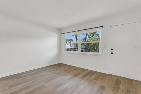 Condo in Saint Petersburg, Florida, 2 bedrooms  № 2229500 - photo 7