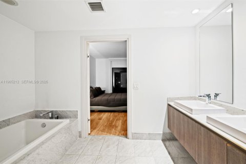 Condo in Miami, Florida, 2 bedrooms № 2050903 - photo 17