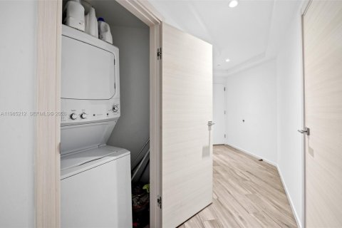 Condo in Miami, Florida, 2 bedrooms № 2050903 - photo 21