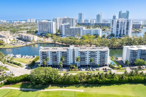 Copropriété à vendre à Hallandale Beach, Floride: 2 chambres, 105.44 m2 № 2061154 - photo 3