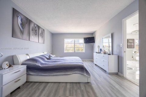 Copropriété à vendre à Hallandale Beach, Floride: 2 chambres, 105.44 m2 № 2061154 - photo 15