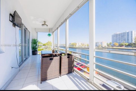 Copropriété à vendre à Hallandale Beach, Floride: 2 chambres, 105.44 m2 № 2061154 - photo 2