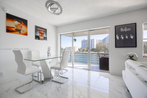 Copropriété à vendre à Hallandale Beach, Floride: 2 chambres, 105.44 m2 № 2061154 - photo 8