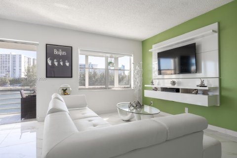 Copropriété à vendre à Hallandale Beach, Floride: 2 chambres, 105.44 m2 № 2061154 - photo 5