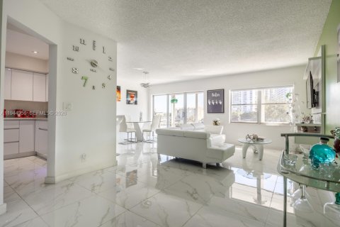 Copropriété à vendre à Hallandale Beach, Floride: 2 chambres, 105.44 m2 № 2061154 - photo 9