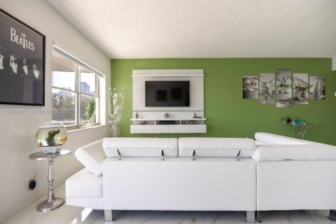Copropriété à vendre à Hallandale Beach, Floride: 2 chambres, 105.44 m2 № 2061154 - photo 7