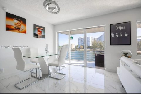 Copropriété à vendre à Hallandale Beach, Floride: 2 chambres, 105.44 m2 № 2061154 - photo 4