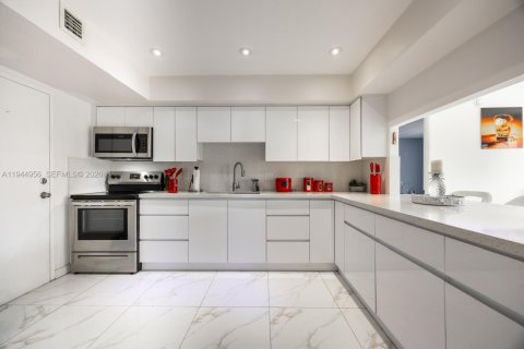 Copropriété à vendre à Hallandale Beach, Floride: 2 chambres, 105.44 m2 № 2061154 - photo 17