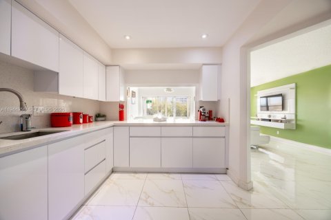 Copropriété à vendre à Hallandale Beach, Floride: 2 chambres, 105.44 m2 № 2061154 - photo 10