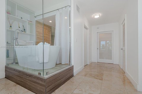Condo in Miami Beach, Florida, 2 bedrooms  № 2035684 - photo 19