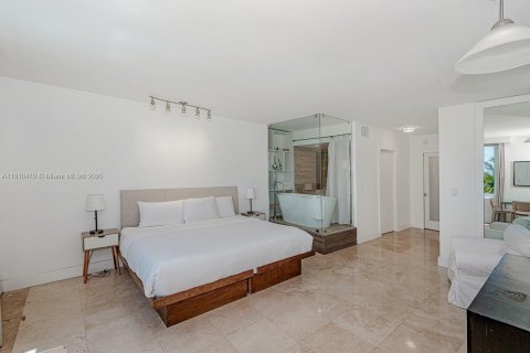 Condo in Miami Beach, Florida, 2 bedrooms  № 2035684 - photo 18