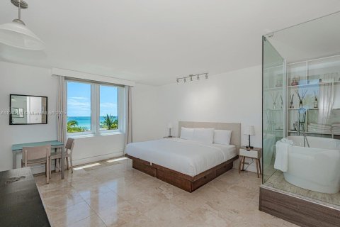 Condo in Miami Beach, Florida, 2 bedrooms  № 2035684 - photo 16