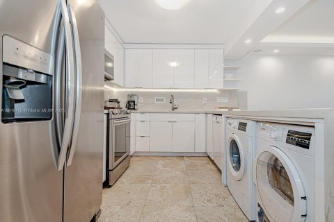 Condo in Miami Beach, Florida, 2 bedrooms  № 2035684 - photo 13