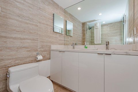 Condo in Miami Beach, Florida, 2 bedrooms  № 2035684 - photo 25