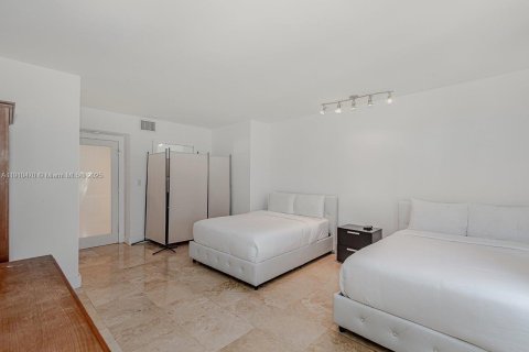 Condo in Miami Beach, Florida, 2 bedrooms  № 2035684 - photo 24