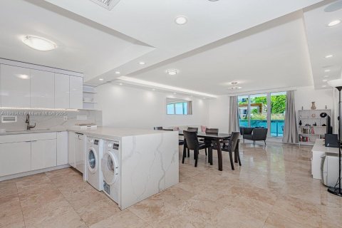 Condo in Miami Beach, Florida, 2 bedrooms  № 2035684 - photo 14