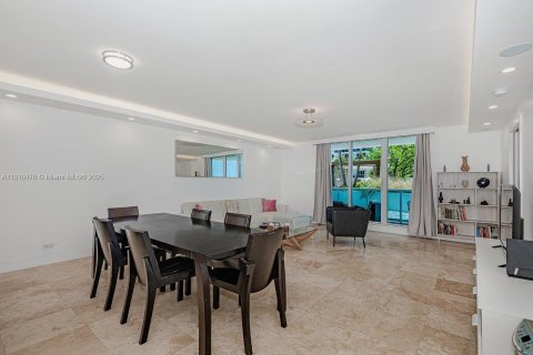 Condo in Miami Beach, Florida, 2 bedrooms  № 2035684 - photo 2