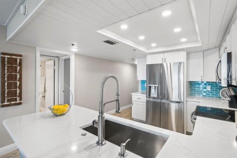 Condo in Indian Shores, Florida, 3 bedrooms № 2225730 - photo 19