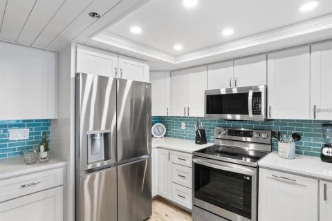 Condo in Indian Shores, Florida, 3 bedrooms № 2225730 - photo 20