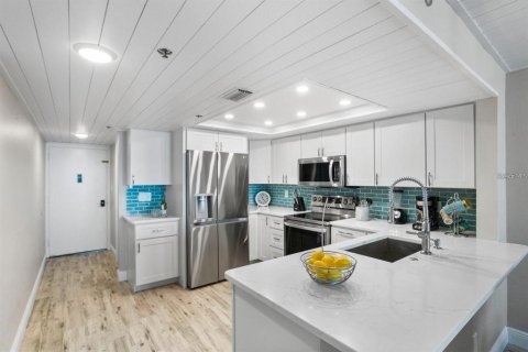 Condo in Indian Shores, Florida, 3 bedrooms № 2225730 - photo 18