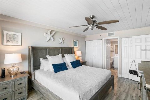 Condo in Indian Shores, Florida, 3 bedrooms № 2225730 - photo 11